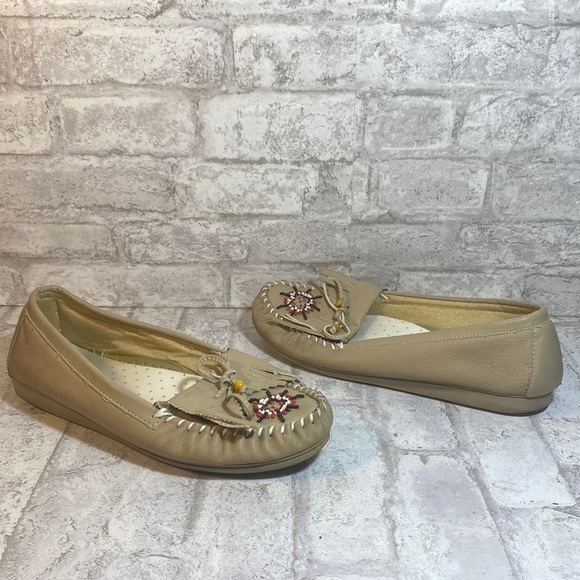 VINTAGE Leather Beaded Tan Moccasins Women’s‎ 11M - Picture 1 of 6